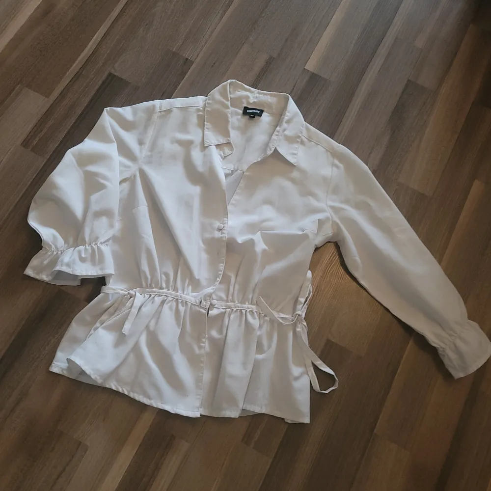 Svart samt vit skjorta från Bubbleroom. Köper ni denna får ni båda! . Skjortor.