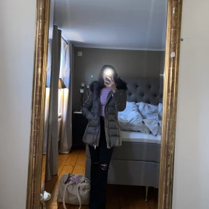 Rock and blue beam mid jacka  - Säljer en helt ny rock & blue vinterjacka fuskpäls i falcon färg storlek 34, aldrig använd endast testad🤎 Passar en XS/S