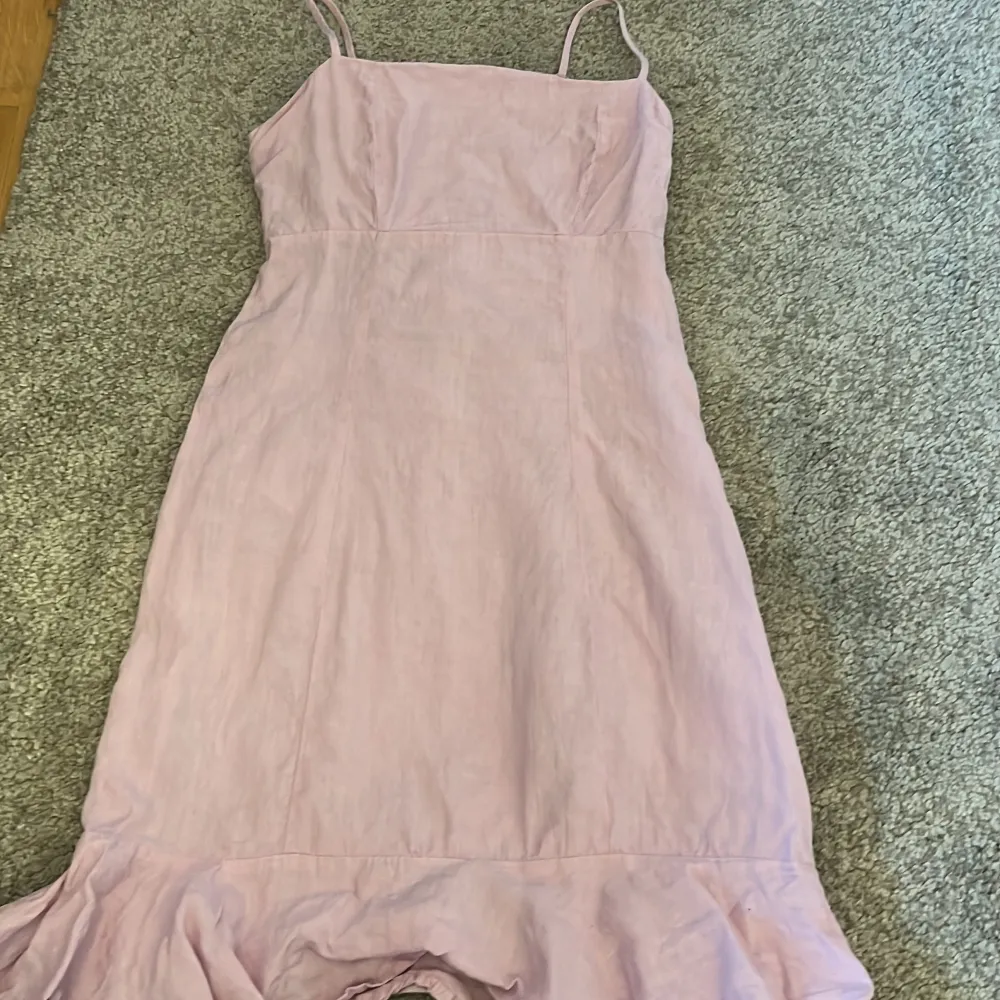 Säljer min snygga klänning från Gina tricot som passar perfekt till sommaren och är i nyskick då den inte kommit till andvändning den är i storlek S men passar även M och Xs . Klänningar.