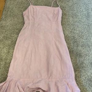 Gina tricot klänning  - Säljer min snygga klänning från Gina tricot som passar perfekt till sommaren och är i nyskick då den inte kommit till andvändning den är i storlek S men passar även M och Xs 
