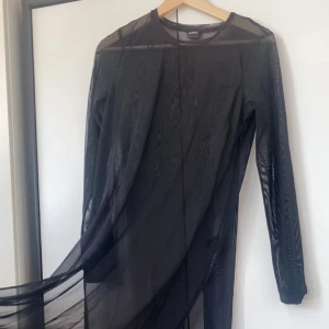 Klänning  - Använd över klänningar eller utan om man vill flasha kroppen. Min mamma gjorde 2 hål där för att sätta in fingrarna och Leka cool. Ord pris ngt med 500kr enligt henne 