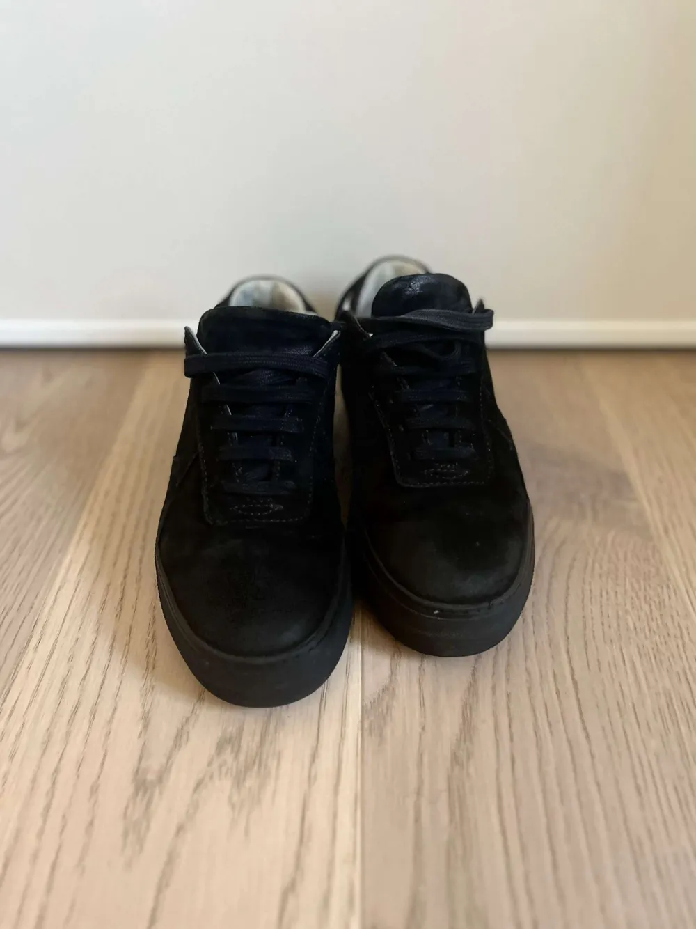 Ett par svarta Axel arigato skor i storlek 37. Pris kan diskuteras . Skor.