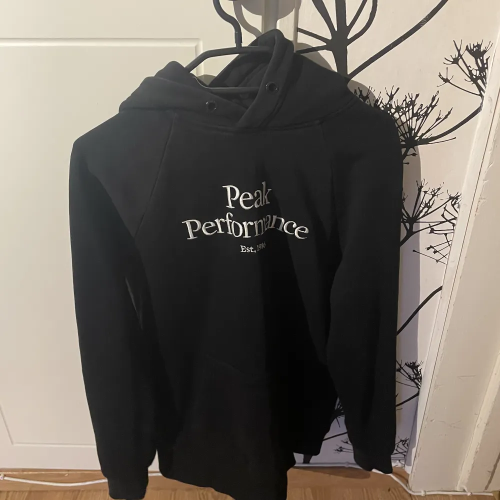 Säljer en peak performance hoodie i svart i storlek S. Hoodies.