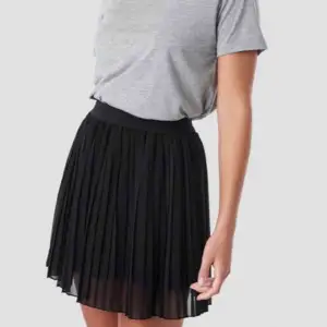 Säljer denna superfina plisserade kjolen från NAKD. Aldrig använd. Köpare står för frakt 💞Att klicka på köp nu är ok! 