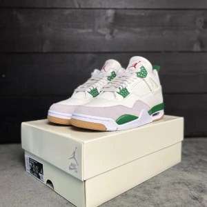Nike SB X Air Jordan 4 Pine Green - Nike SB X Air Jordan 4 Pine Green 🍀   Helt Nya 10/10    Årets mest efterlängtade släpp! Kontakta gärna oss vid  intresse/funderingar.  Kika på vårt breda sortiment på insta ’crepstopse’