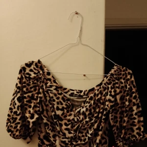 guess top - Fin snörning och jätte bra skick St xs  Frakt tillkommer 