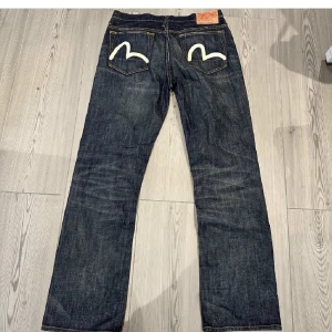 Evisu Jeans  - Säljer dessa sjukt snygga evisu jeans som jag precis köpte här på Plick. (Säljer då de var för stora).  Väldigt bra skick. Köparen står för frakten! 💓✨  De första två bilderna är av hon jag köpte av.