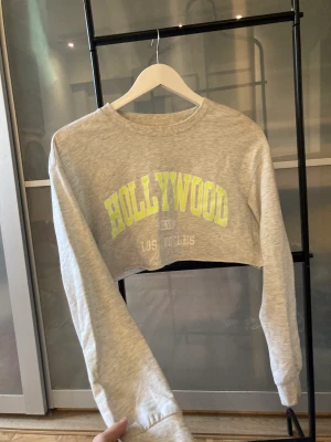 Croppad Tröja - Gullig och skön cropped tröja med grön och vit text tryck. Jättefint skick! 🫶🏼