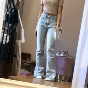 H&M jeans - Superfina nästan oanvända ljusa H&M jeans med en slit längst ner. Originalpris 359kr