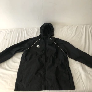 adidas vindjacka  - säljer den då den är för liten 