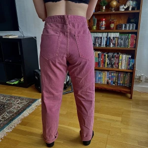 Rosa Jeans - Ett par rosa jeans från carlings som inte säljs längre, endast provade en gång och säljs pga fel storlek. Rak modell som är rymliga i låren utan att vara alldeles för stora i midjan. Jag är 157 cm och använder oftast S eller 28 i jeans. ✨
