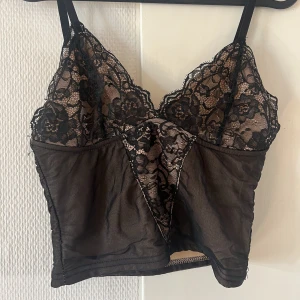 Spetslinne Bikbok - Jättefint spetslinne från Bikbok i strl S. Lite litet för mig så säljer vidare ✨💛