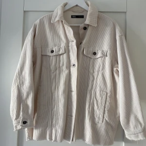 Vår jacka  - Beige/ vit vårjacka i manchester tyg. Jackan är i nyskick 🌸