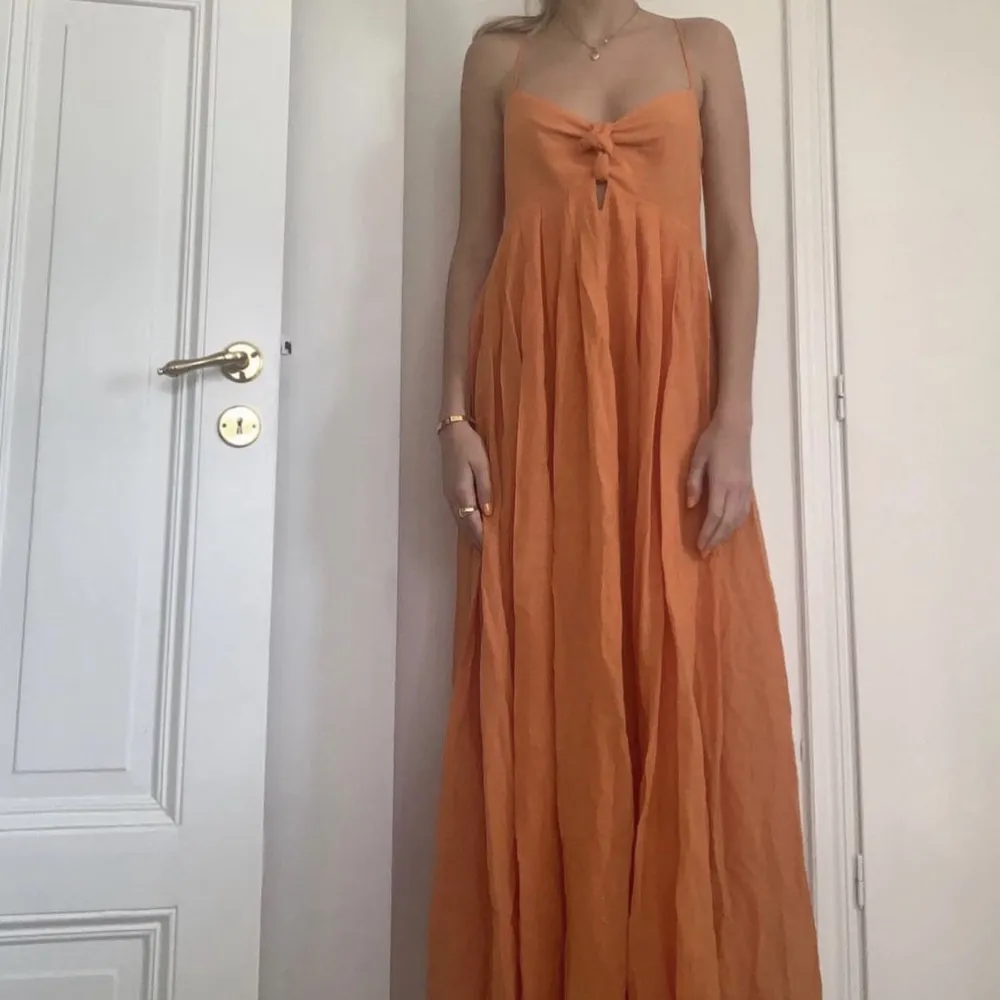 INTRESSEKOLL! Fin orange lång klänning perfekt till sommarn!🧡. Klänningar.