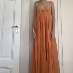 INTRESSEKOLL! Fin orange lång klänning perfekt till sommarn!🧡