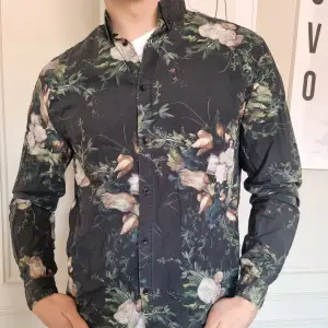 Färgglad skjorta från H&M.
