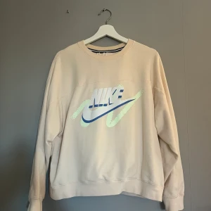 Nike set  - Använt fåtal gånger. Ljusrosa i färgen! Tröjan är i storlek S och byxorna i M!