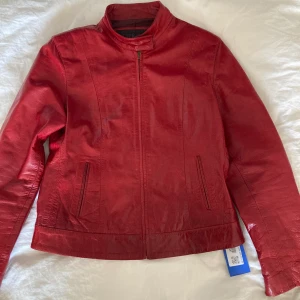 Röd läderjacka - Skitsnygg röd läderjacka som jag aldrig använt:) Den är ganska liten i storleken så passar nog bra på nån som har typ S