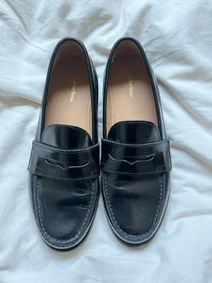 Loafers  - Så fina loafers i storlek 38, köpta för 1000kr🖤