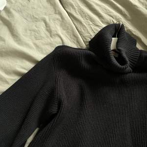 Stickad tröja i svart