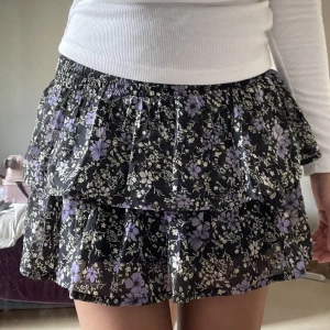 Blommig volangkjol  - Blommig volangkjol från Kappahl i storlek 122/128. Är 162 cm