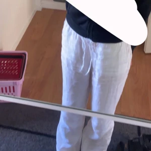 Linnebyxor  - Ett par vita linnebyxor från hm som jag nu säljer för att dom är tyvärr för korta för mig är 174cm lång och dom är för korta och min kompis som är 165 typ passar dom bra på dom är i storlek xs. Hör av er för fler bilder. 