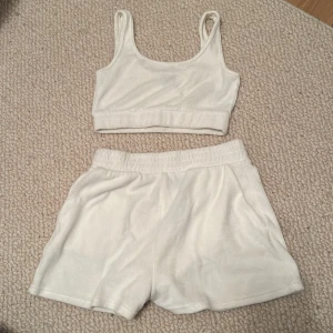 Mjukis sätt - Säljer nu två stycken plagg som ingår i ett sätt men man kan självklart köpa bara toppen eller bara shortsen. Plaggen är i handduks material och är väldigt shönna att ha på t.ex. sommaren!❤️