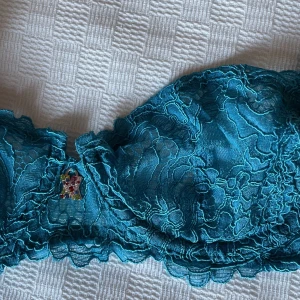 Savage x fenty - Säljer denna skitsnygga bh från savage x fenty då den är för liten. Den är helt oanvänd❣️ Storleken är 85C (fr/es) och 32C (us/uk)💗🌸 Den är dock lite liten i storleken då jag brukar ha 85C och den passade inte mig😙