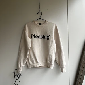 Harry Styles Pleasing - Harry Styles märke Pleasing. Crewneck strl S. Tappat lite färg på trycket i samband med tvätt. Borde handtvättas i framtiden, därav den stora prissänkningen från ursprungspriset.