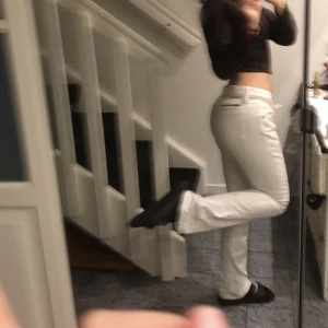 Lågmidjade bootcut vita Jeans - Så fina och sparsamt använda jeans från tiger of sweden som tyvärr inte passar mig längre 💔. midja 78-83. Passar mig perfekt i längden som är 162. 