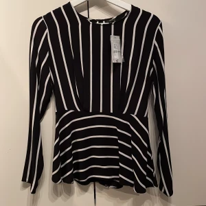 Topp - Ny topp från river island med peplum, passar XS