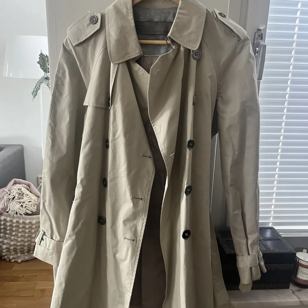 Beige trenchcoat från Zara. Den är lite kortare än en vanlig trenchcoat . Jackor.