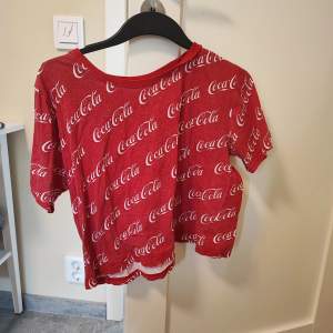 Super söt Cola tröja som inte kommer till användning💘 Inga fel på den och är i bra skick. Köpt här på plick för några månader sen❤️ passar fler än bara 10-12🤍