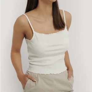 Vitt linne - Super gulligt vitt linne! Mycket bra skick :) säljs även i ljusblått 