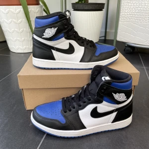 Air Jordan 1 Mid Blue - Behöver sälja pga använder ej längre. Använda endast några gånger men är i superbra skick.  Köpta för 3500 kr från ettresex butik i sthlm (har tyvärr ej kvitto kvar)