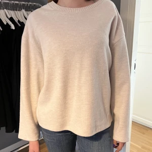 Beige tröja  - Supermysig tröja från Zara som är helt oanvänd. 