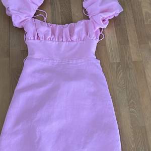 Jättefin rosa lin mix klänning från zara i storlek xs. Ändast använd en gång då den blev lite liten för mig. Bra kvalite och inte några tecken på att den är använd. Ny pris 450kr mitt pris 300kr☺️ köparen står för frakten