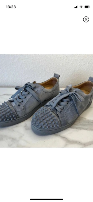 christian louboutin skor  - Tjenare, säljer nu dessa riktigt fräscha loubsen.👟 De är i riktigt bra skick, 8-10 skulle jag säga🌟 Byttes mot ett par äkta Valentinos här på plick, så har ej kvitto eller box och därav är priset lågt då jag inte kan garantera autenticitet. Dm för frågor😊