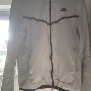 Nike tech fleece  - Köpte denna på foot locker för ett tag sedan för 1200kr  