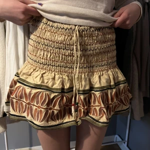 Kjol  - Söt kjol ifrån zara, använd ca en gång. 