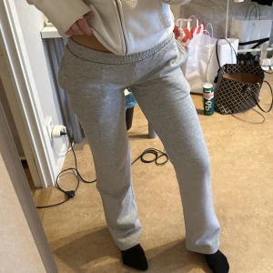 Low waist mjukisbyxor från BikBok - Lågmidjade mjukisbyxor från BikBok. Säljer pågrund av att dem var lite för små, jag brukar ha XS-S🌟 Helt nya med prislappen kvar. Köpta för 399kr💞Jag är 165cm💞🎉 
