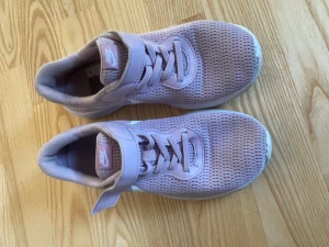 Helt nya Adidas sneakers str 35 - Helt oanvända superlätta sneakers 