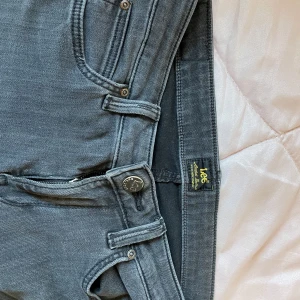 Low waist jeans - As snygga jeans .Använda fåtal gånger, super skick. Dom är i svart/mörk grå färg. Märket är Lee och nypris är 649 kr minst. Lite små i midjan för mig som har 32 skulle säga att de passar 34/36. Små i storleken.  Jeansen är raka/ slim och low waisted 💓💓