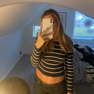 Topp - Randig topp från Zara storlek M men passar mig som vanligtvis har S, pris 120 kr, köparen står för frakten🌸