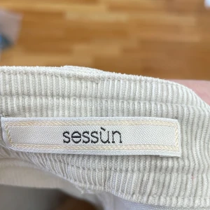 Byxor - ⚠️ Mellan bilden är lånad⚠️ Jätte fina beiga byxor,  Perfekt att ha på sommaren,   Byxorna kostade originellt 1600kr Dom har inga fläckar på sig , säljer dom för dom är för små,   Köparen betalar frakten 