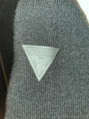 Guess hoodie  - Tjena, jag säljer min svarta guess zip hoodie. Tröjan är använd cirka 5-6 gånger och är i ganska bra skick, 8/10. Pris kan defenetivt diskuteras.