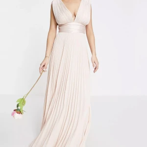 Balklänning  - Superfin!! Aldrig använd, prislapp hänger kvar på. 