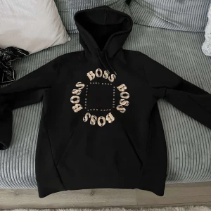 Hugo boss  - Hugo boss hoodie i ny skick anvlnd 3 gånger, har Tyvär växt ur den