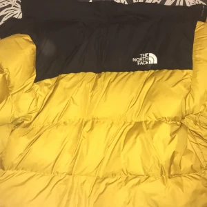 North Face Jacka  - XL Gul north Face jacka, det är lite smuts på den men jag tror att det går bort i tvätten.  Äkta north face. Ordinarie pris på den 3500. Vill helst ha den för 2000 men 1500 funkar annars.  Skriv till mig på Instagram @aloperca Om du vill diskutera pris. 