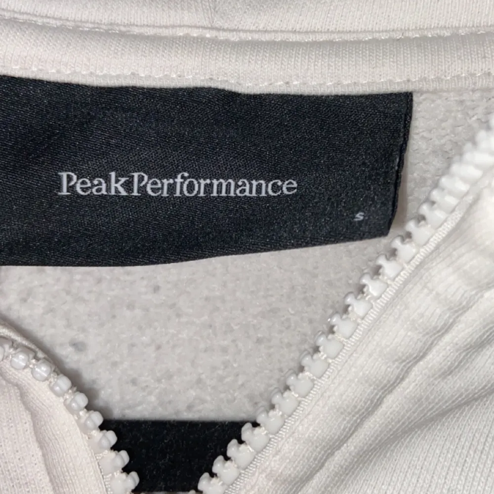 Nyanvänd zip hoodie från peak performance äkta. Nypris 900kr köpte för 1200kr. Använd som nyskick. Pris kan diskuteras . Tröjor & Koftor.